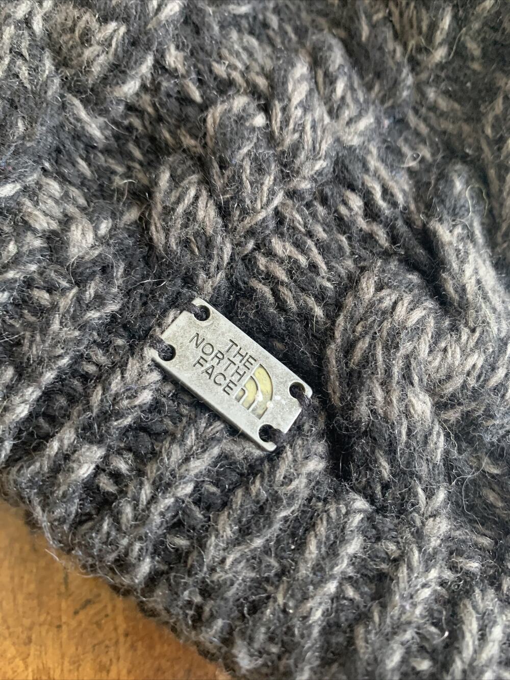 PREOWNED THE NORTH FACE YOUTH SMALL KNITTED HAT black tag